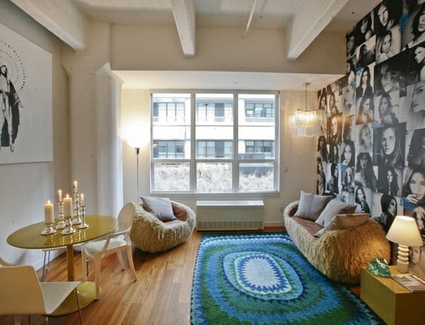 eklektisches kleines Wohnzimmer Einrichtung Fotowand Tapete blauer Teppich