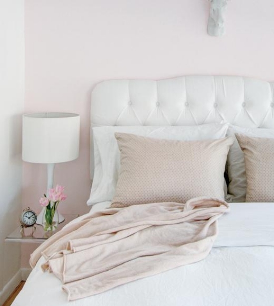 elegantes schlafzimmer kleines appartement in zartrosa nuancen