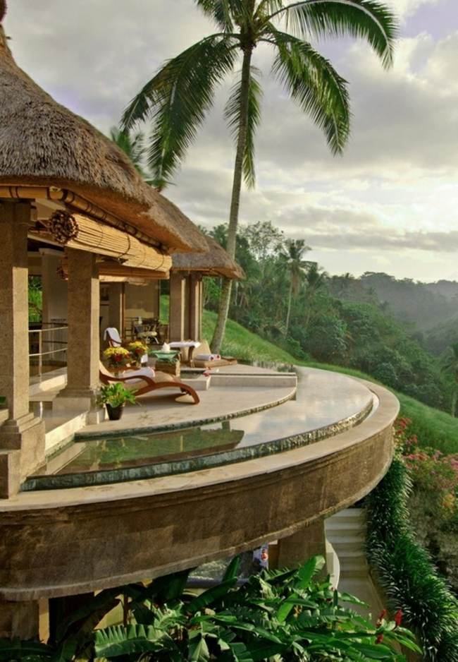 exotisches Ferienhaus Villa Pool rund Form Palmen Sonne