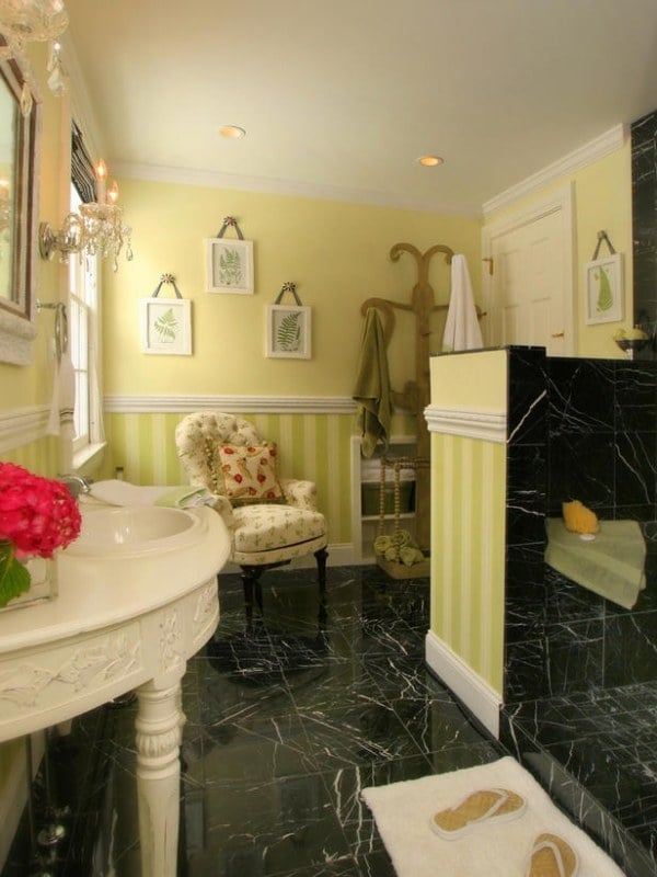 farbe badezimmer hell grün schwarzer marmor boden vintage
