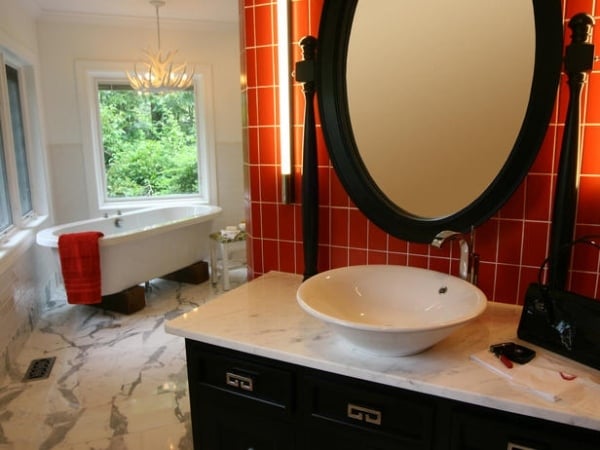 farbe badezimmer teracotta orange schwarz mamror boden