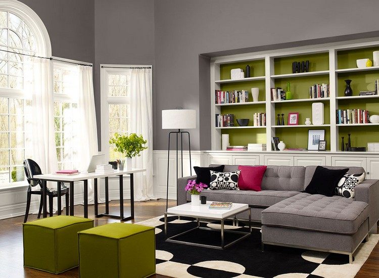 farben-wohnzimmer-gruene-regal-rueckwand-graues-sofa