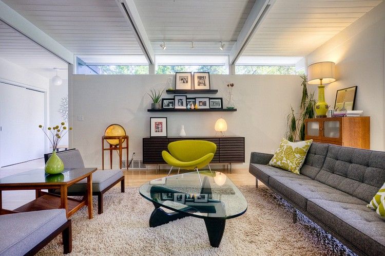 farben-wohnzimmer-gruengelbe-akzente-kissen-sessel-vasen-graues-sofa
