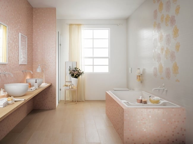 feminin badezimmer design zartrosa farbe fliesen mosaik blumen
