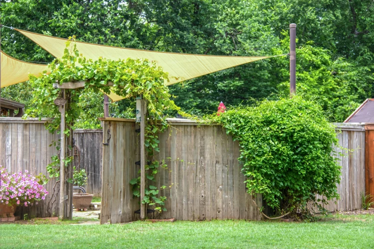 garten mit sonnensegel als sonnenschutz gestalten