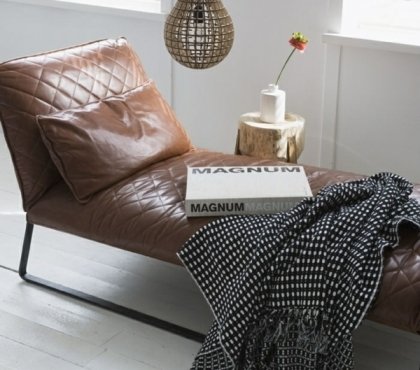 gemütliche Leseecke Leder Tagesbett klein rustikaler Kaffeetisch Baumstamm