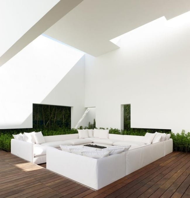 gestaltungsideen terrassen sitzbereich pur weiß grüne hecke kontrast