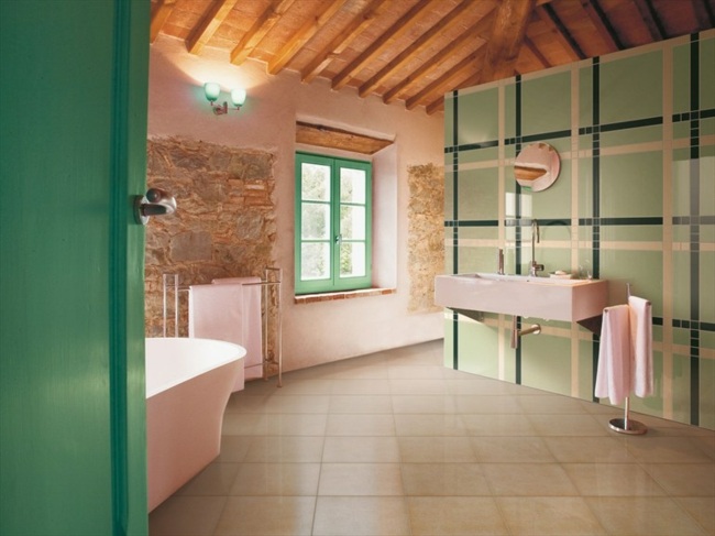 grünes Badezimmer Natursteinwand Holzdecke Italien