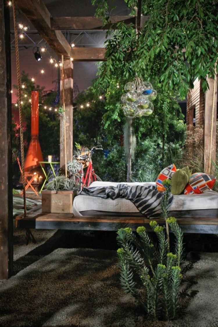 hangebett-designs-terrasse-garten-outdoor-lichterkette-kissen-decke-holzkonstruktion-pflanzen
