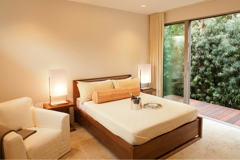 haus-design schlafzimmer beige braun sessel beleuchtung nachtschrank