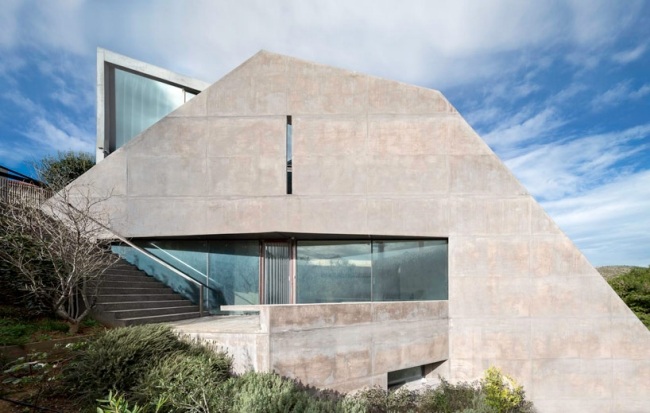 haus hanglage griechenland beton fassade terrasse glasfenster