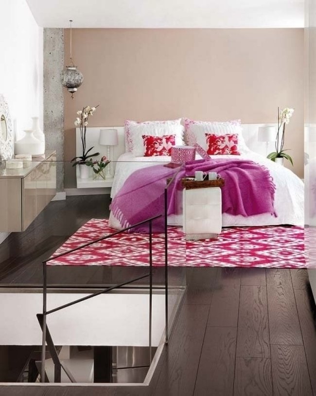 holzboden schlafzimmer beige wandfarbe orchideen rosa akzente