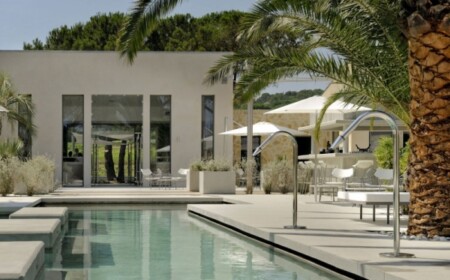 hotel-sezz-saint-tropez-pool-bereich-palmen