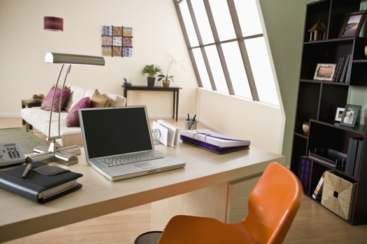Ideen für Büromöbel zuhause dachschraege-buecherregal-arbeitsplatz-tischlampe-stuhl