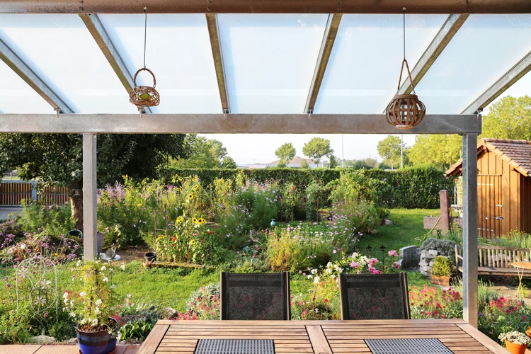 ideen für sonnenschutz und beschattung im garten mit glas