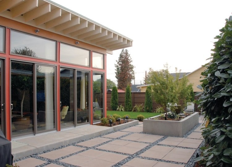 ideen-terrassengestaltung-bilder-bodenbelag-steinfliesen-zierkies-grau