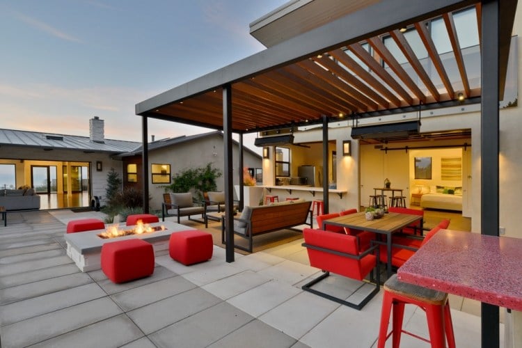 ideen-terrassengestaltung-bilder-freiestehende-ueberdachung-rote-moebel