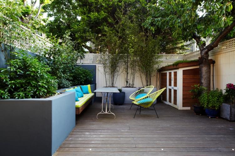 ideen-terrassengestaltung-bilder-gemauerte-hochbeete-sitzbank-gruen-blaue-akzente