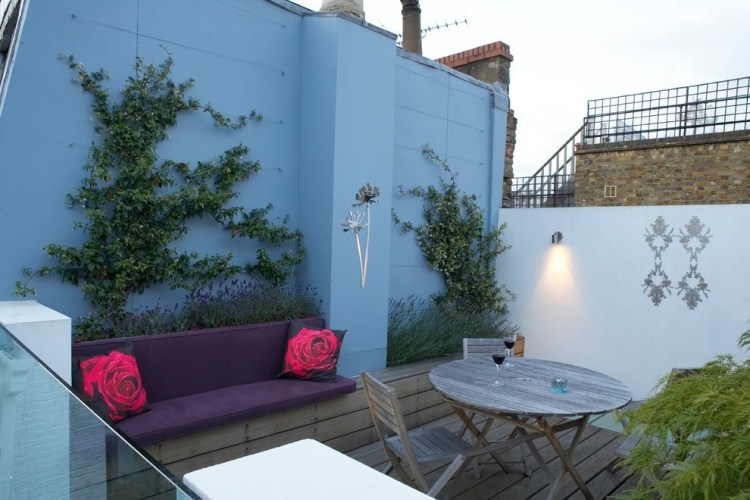 ideen-terrassengestaltung-bilder-holz-sitzbank-lavendel-hochbeete-kletterpflanzen