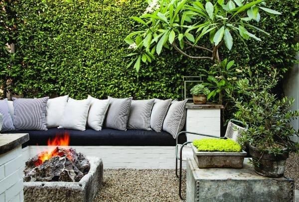 ideen terrassengestaltung-vertikale wandbegrünung sofa ziegel weiß