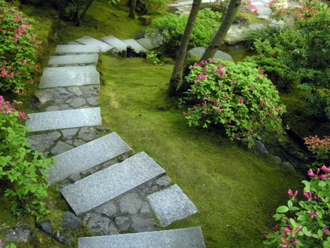 japanischer garten gehweg idee steinplatten steine dazwischen
