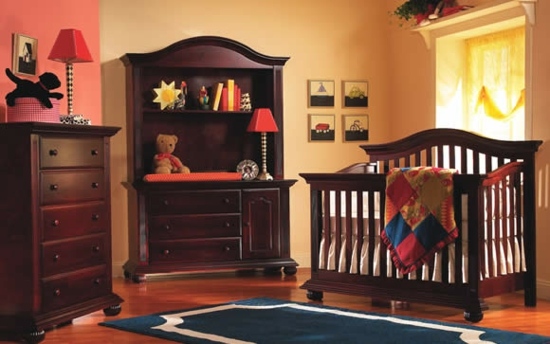 klassisches Babyzimmer dunkle Holz Möbel Teppich