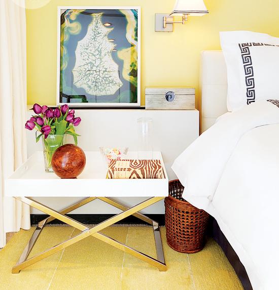 kleine wohnung manhattan schlafzimmer beistelltisch gelbe wandfarbe