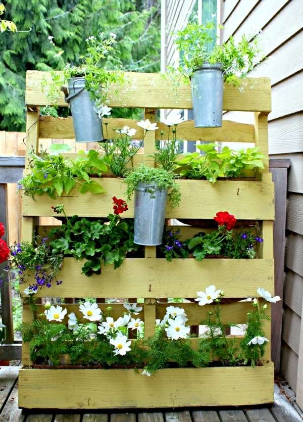 kleiner Balkon gestalten Ideen Holz Kasten Pflanzen Garten