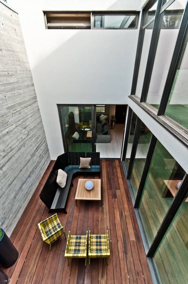kleiner innenhof terrasse moderne möbel holzlatten bodenbelag