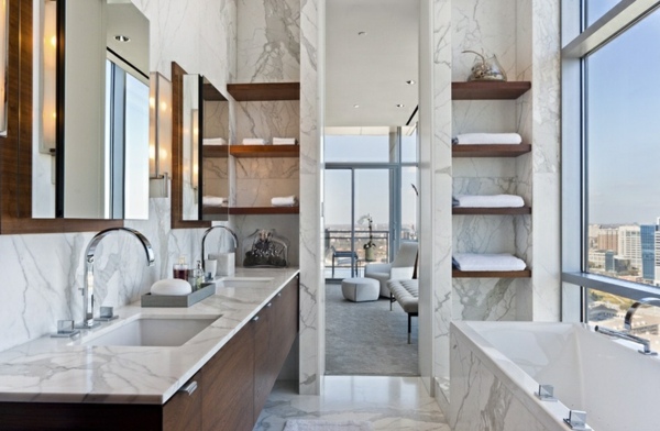 kleines Bad Marmor Möbel großer Spiegel Badewanne