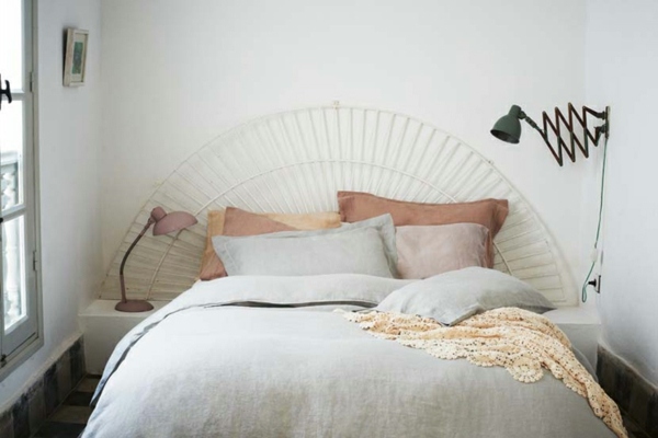 Schlafzimmer einrichten Bett Kopfteil Metall Deko Kissen orange