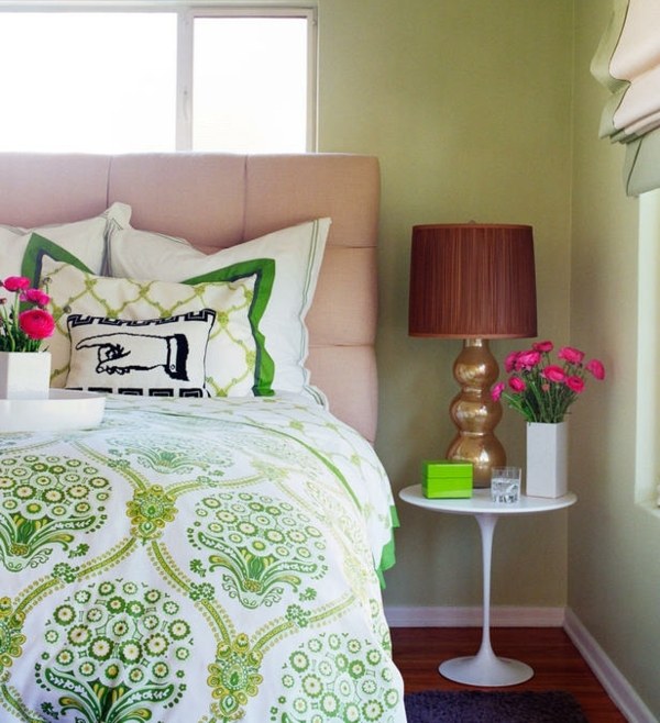 Schlafzimmer einrichten Dekokissen grüne Bettdecke