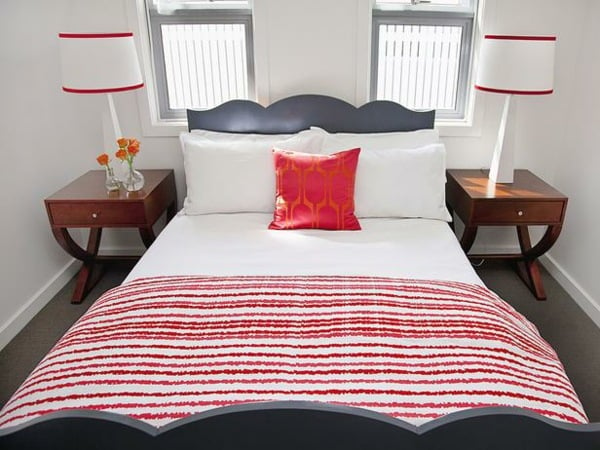 kleines Schlafzimmer gestalten Ideen rote Bettdecke 