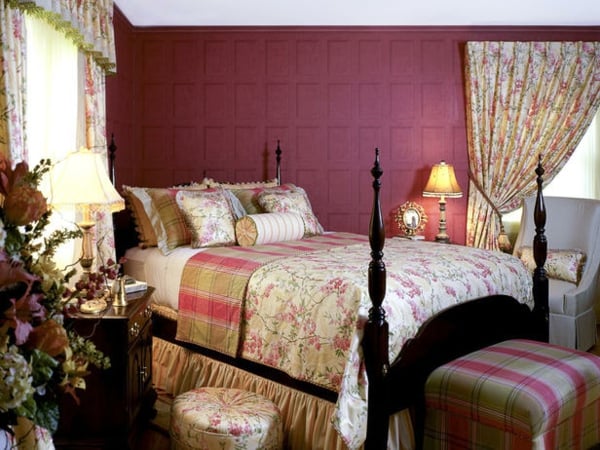 kleines Schlafzimmer königlicher Stil Einrichtung Ideen rosa Farbe Design