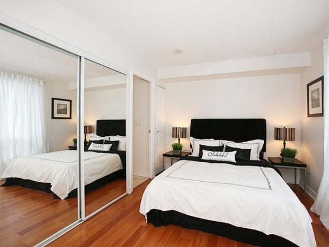 kleines schlafzimmer einrichten schwarz weiß kleiderschrank spiegeltüren