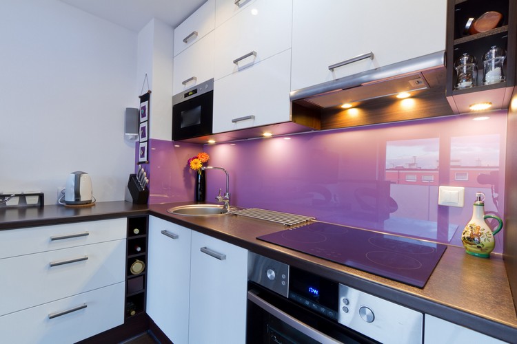  Küche Glasrückwand -lila-einfarbig-weisse-fronten-arbeitsplatten-dunkles-holz
