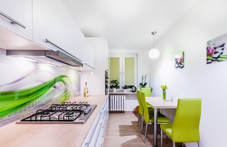  Küche Glasrückwand motiv-gruene-welle-abstrakt-holz-arbeitsplatte
