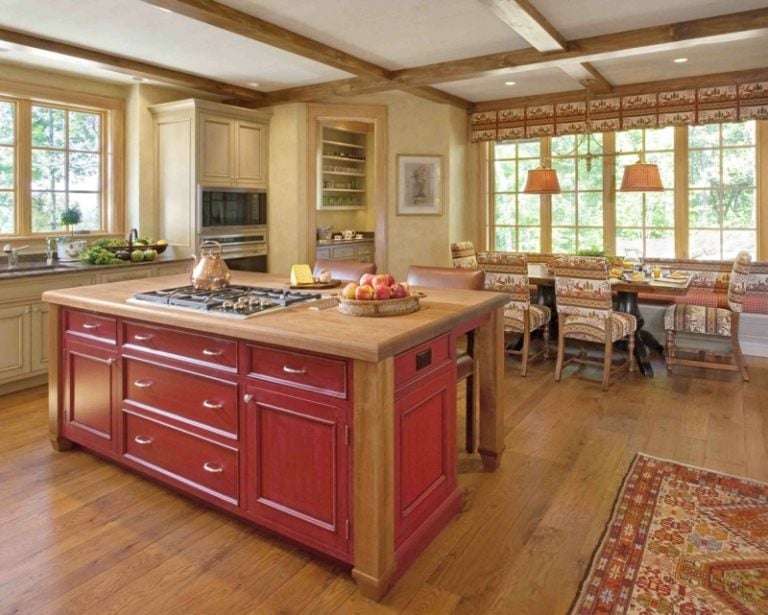 küche mit kochinsel rot braun rustikal orientalischer teppich esstisch