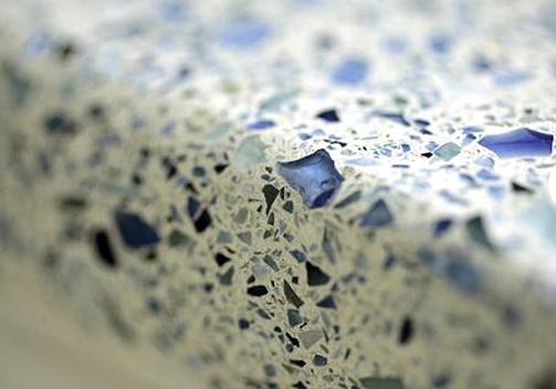 küche arbeitsplatte verbundstoff recyceltes glas blau