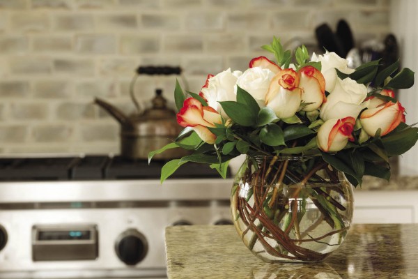 küche blumendeko fischglas rosen arrangement
