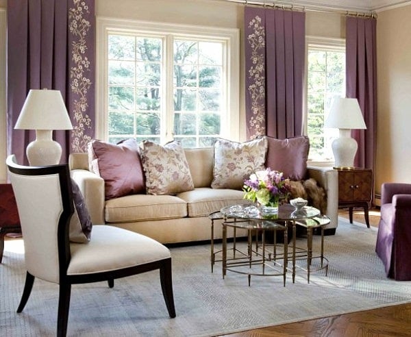 lila beige Wohnzimmer gestalten Gardinen Farbschema