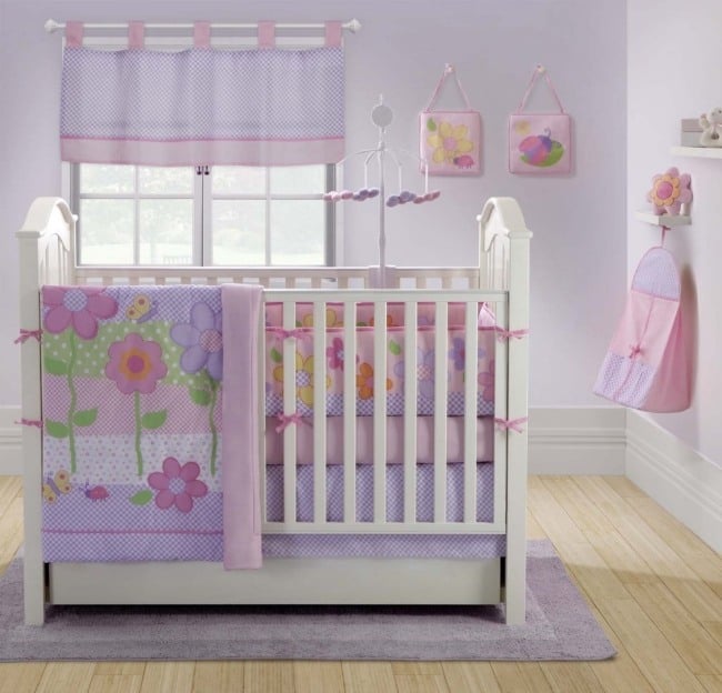 lila blumendecke wohnideen babyzimmer für mädchen