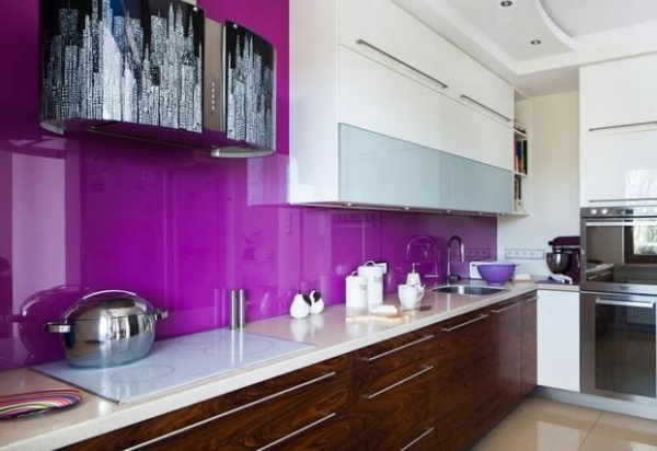 lila wandfarbe küchenrückwand holzfronten glasscheibe
