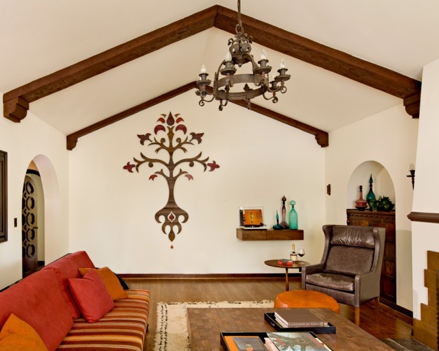 mediterraner stil wohnzimmer warme farben dachbalken holz edersessel