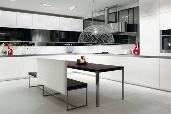 minimalismus küche hochglanz weiß schwarz sitzbank pendelleuchte