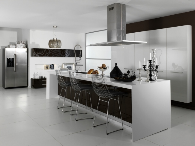 minimalistische küche hochglanz weiß schwarze fronten