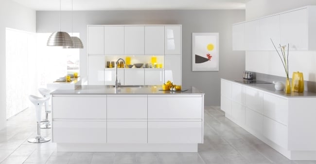 minimalistische küche weiß graue arbeitsplatte gelbe akzente