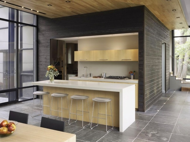 moderne küche weiße arbeitsplatte holzfronten barhocker minimalistisch