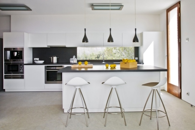 minimalistische küche weiß schwarze pendelleuchten fliesenspiegel