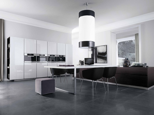 minimalistische küche hochglanz weiß schränke schwarze stühle